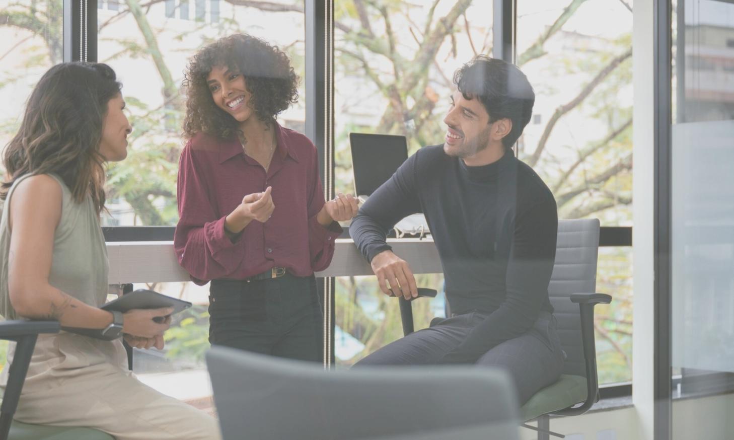 Grupo de personas colaborando en sesión de aprendizaje financiero